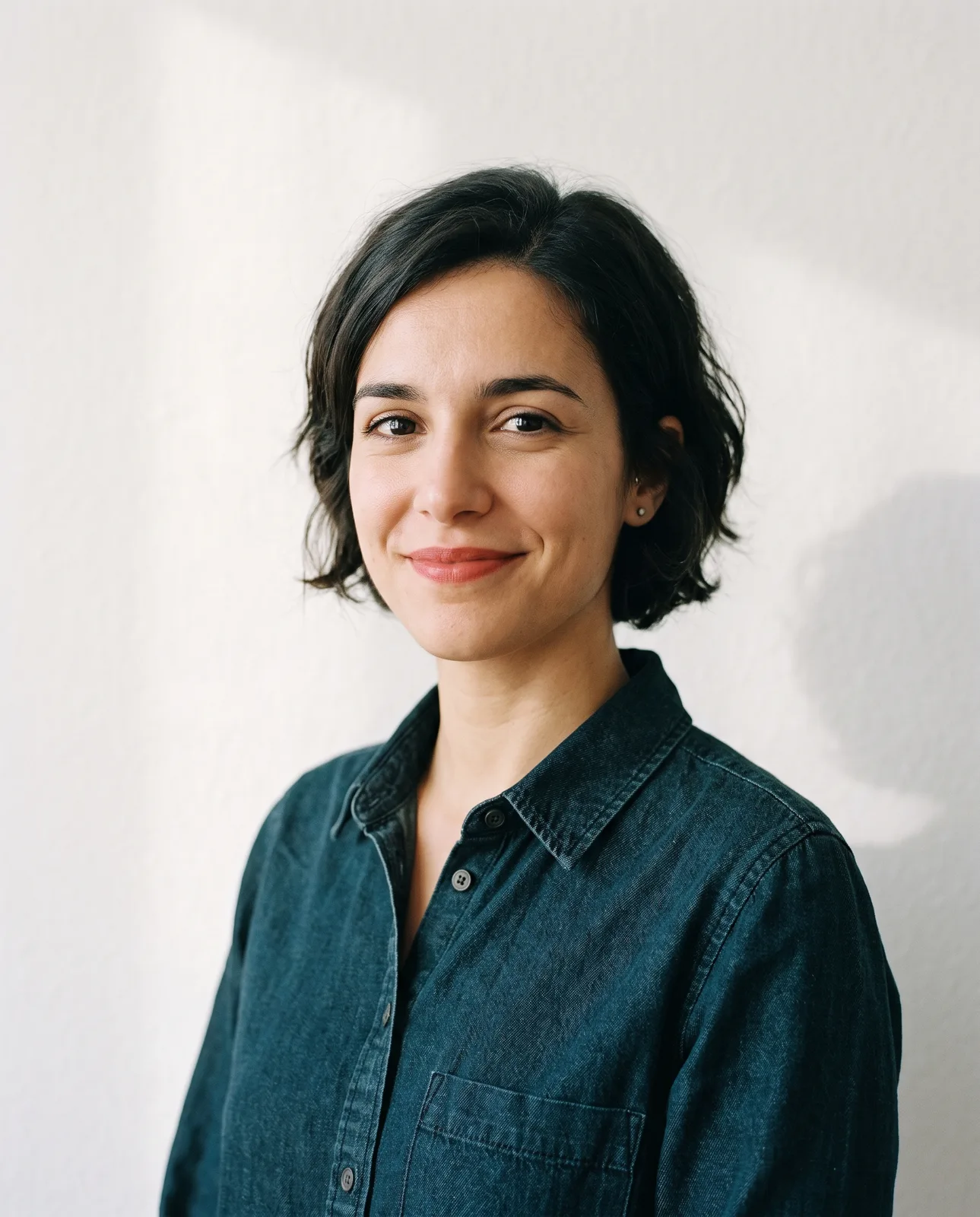 Portrait of Leila Navabi, who runs Halde support and repairs